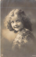 Fantaisie - Enfants - Petite Fille Brune Bouclée - Chemisier En Dentelle - Carte Postale Ancienne - Ritratti