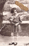 Fantaisie - Enfants - Petite Fille Brune Bouclée - Robe A Fleurs Bouquet De Fleurs - Carte Postale Ancienne - Ritratti