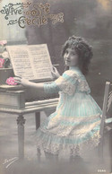 Fantaisie - Enfants - Jeune Fille Joue Du Piano - Partiton - Robe Bleu Et Blanche à Dentelles - Carte Postale Ancienne - Ritratti