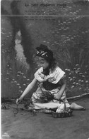 Fantaisie - Enfants - Le Petit Chaperon Rouge - Chapeau - Panier - Bouteille - Fleurs- Carte Postale Ancienne - Ritratti