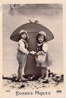 Fantaisie - Enfants - Un Garçon Et Une Fillette Tiennent Un Panier D'œufs - Champignon - Carte Postale Ancienne - Ritratti