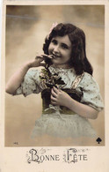 Fantaisie - Enfants - Une Fillette Tient Une Fleur Dans La Main - Robe A Motifs - Carte Postale Ancienne - Ritratti