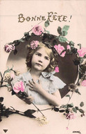 Fantaisie - Enfants - Une Fillette La Main Sur Le Cœur - Une Fleur à La Main - Carte Postale Ancienne - Ritratti