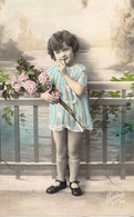 ENFANT - Fillette Tient Des Fleurs Dans Ses Mains Et Demande Le Silence - Carte Postale Ancienne - Ritratti