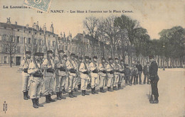 Thèmes - Militaria - Uniformes - NANCY - Les Bleus à L'exercice Sur La Place Carnot - Carte Postale Ancienne - Uniforms