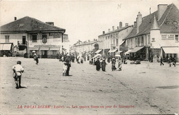 CPA 42 LA PACAUDIERE LES QUATRE RUES UN JOUR DE MARCHE RARE BELLE CARTE !! - La Pacaudiere