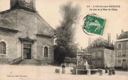 89 - L ISLE SUR SEREIN - S11816 - Un Coin De La Place De L'Eglise - Fontaine - L5 - L'Isle Sur Serein