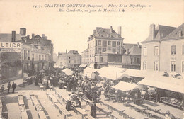 MARCHES - CHATEAU GONTIER - Place De La République Et Rue Gambetta Un Jour De Marché - Carte Postale Ancienne - Marchés