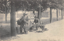 CPA 91 VERRIERES  / PLACE DE L'EGLISE / RETAMEUR AMBULANT / VIEUX METIER DE LA RUE - Verrieres Le Buisson