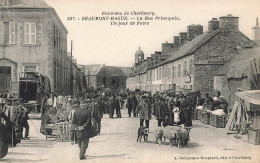 Beaumont Hague * La Rue Principale De La Commune , Un Jour De Foire * Marché Marchands - Beaumont