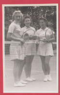 Tennis - 3 Joueuses En Tenue D'époque  ( Voir Verso ) - Sporten