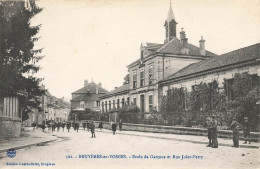 Bruyères En Vosges * Rue Jules Ferry Et école Des Garçons * Groupe D'enfants - Bruyeres