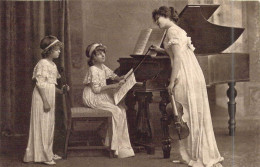 ENFANTS - Jeune Fille Jouent De La Musique Avec Leur Professeur - Piano - Violon - Carte Postale Ancienne - Scènes & Paysages