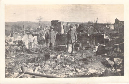 FRANCE - 80 - MAUREPAS - Photographie De Deux Soldats Dans Les Ruines - Véritable Photo - Carte Postale Ancienne - Autres & Non Classés