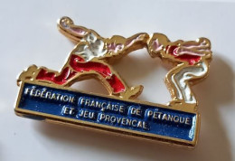 XX403 Pin's FFPJP Fédération Française De Pétanque Et Jeu Provençal Siège à Marseille Achat Immédiat - Petanque