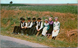 Pennsylvania Greetings From Amish Country Group Of Amish Boys And Girls Resting After Sunday Walk 1977 - Lancaster