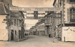 Landivisiau * Carte Photo * Fête " SANTEZ ANNA PEDIT EVIDOMP " , Décorations , Rue D'arvor * Café De La Place - Landivisiau