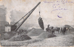 BATEAUX - Péniche - Les Berges De La Seine - Déchargement De Sable Quai De L'Hôtel De Ville - Carte Postale Ancienne - Péniches