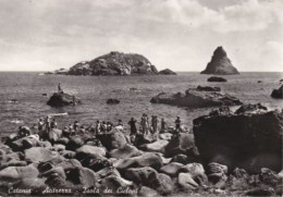 ACI TREZZA - DINTORNI DI ACI CASTELLO E ACIREALE - CATANIA - ISOLA DEI CICLOPI  - BAGNANTI SUGLI SCOGLI - 1959 - Acireale