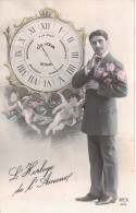 HOMMES - L'Horloge De L'Amour - Je Vous Aime Tendrement - Homme Tiens Des Fleurs Dans La Main - Carte Postale Animée - Männer