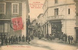 VALREAS RUE DE L'HOTEL-VILLE ET LA MAISON DE LA BELLE JARDINIERE 84 VAUCLUSE - Valreas