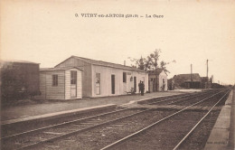 Vitry En Artois ( 1919 ) * La Gare * Ligne Chemin De Fer Pas De Calais * Villageois - Vitry En Artois