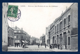 62. Lens. Bureau Des Postes Et Rue Du Château. Magasin Felix-Potin. Employés De La Poste Et Passants. 1907 - Lens