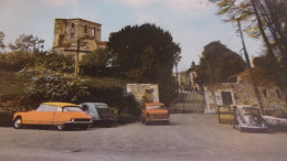 Oradour-sur-Glane - Entrée Du Vieil Oradour Avec Voitures Années 60 : 2CV, DS CITROEN ORANGE , 404, Coccinelle - Oradour Sur Glane