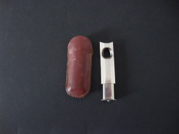 Sigarenknipper (leren Houdertje Met Daarin Een Vintage Sigarenschaartje Of Sigarenknipper) - Cigar Knife