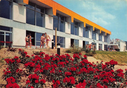 Montceau Les Mines * Vue Sur La Piscine , Architecte RUPRICH Et Cabinet Merlin * Baigneurs - Montceau Les Mines