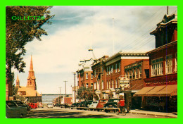 RIMOUSKI, QUÉBEC - AVENUE DE LA CATHÉDRALE - ANIMÉE DE VOITURES - CARLE'S -  IMPRIMERIE GILBERT LTD - - Rimouski