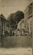 Tholen (Zld.) Straat Naar De Oudvosmeerschepoort (Veel Volk) 190? Vlekkig - Ronde Hoeken - Tholen