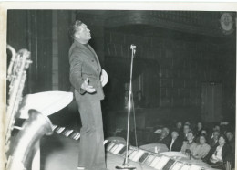 Photo Albert Préjean Sur Scène Comme Chanteur - Fotos