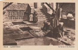 Landivisiau * Le Lavoir Et La Fontaine * Laveuses Lavandières Blanchisseuses * Villageois Coiffe Costume - Landivisiau