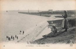 Audierne * Vue Sur La Jetée Et Le Phare * Lighthouse * Coiffe - Audierne