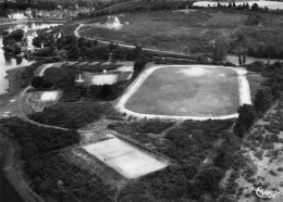 JUGON - Vue Aérienne - Le Terrain De Sports Et Les Tennis - CPSM Grand Format - Jugon-les-Lacs