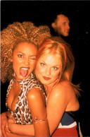 Photo Format Carte Postale Groupe Spice Girls Girls Powers Mel B Geri Halliwell Dos Blanc En TB.Etat - Célébrités