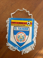 Fanion Football Coupe Du Monde 1982 Federacion Salvadorena De Futbol World Cup El Salvador - Bekleidung, Souvenirs Und Sonstige