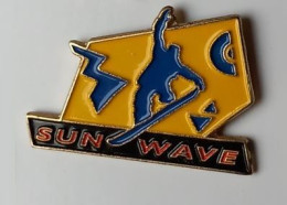 YY91 Pin's Ski Nautique Surf SUN WAVE SNOWBOARD Achat Immédiat - Water-skiing