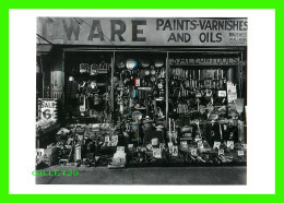 NEW YORK CITY, NY - HARDWARE STORE, ON BOWERT, MANHATTAN, 1938 - BERENICE ABBOT, 1898 - THE METROPOLITAN MUSEUM OF ART - - Museen