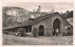 Crémieu * Place Et Les Halles Du Village - Crémieu