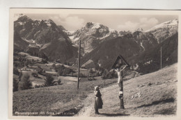 C7752) Parseiergruppe Von GRINS Bei LANDECK Mit Holzkreuz Und Betender Frau - 1933 - Landeck