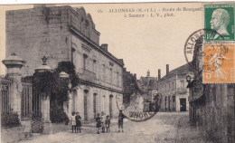 49.  ALLONNES. CPA.  ROUTE DE BOURGUEIL A SAUMUR. ANIMATION. ANNEE 1924 + TEXTE - Allonnes