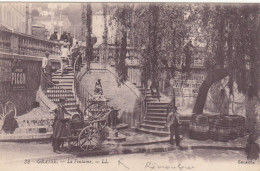 06 - GRASSE : Rémouleur En Petit Plan Devant La Fontaine. - Grasse