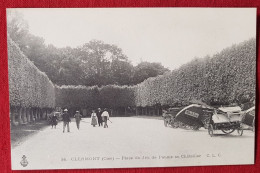 CPA - Clermont -  (Oise) -  Place Du Jeu De Paume Au Châteiller   (Machines Agricoles Paul & Fils Paris ) - Clermont