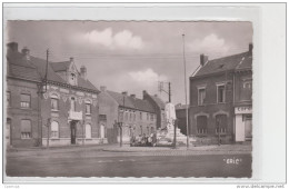 62 - VITRY EN ARTOIS / LE MONUMENT AUX MORTS ET UN COIN DE LA PLACE - Vitry En Artois