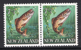 New Zealand 1967-70 Decimal Pictorials - 7½c Brown Trout Pair MNH (SG 871) - Unused Stamps