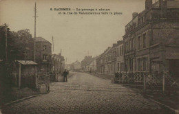 59 - RAISMES - Le Passage à Niveau Et La Rue De Valenciennes Vers La Place - Raismes