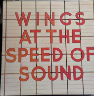 WINGS  Avec Paul Mc CARTNEY    At The Speed Of Sound    YEX 954  Made In The Great Britain - Altri - Inglese