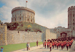 Windsor Castle, Berkshire Band Of The Scots Guards Marching Down Castle Hill, With The Round Tower In The (2900) - Windsor Castle